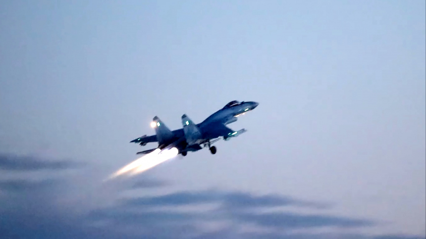 Су-35С прикрыл бомбардировщики при ударах по ВСУ. Лучшее видео из зоны СВО