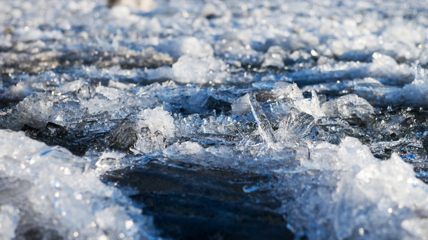 Ледяное цунами заметили на реке Турка, впадающей в Байкал