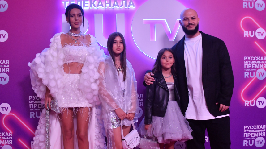 На елку вместе: Оксана Самойлова и Джиган посетили детский утренник