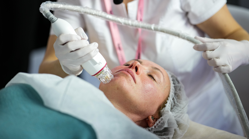 Хочется сиять: косметолог о действенных методах подготовки кожи к новогодним праздникам