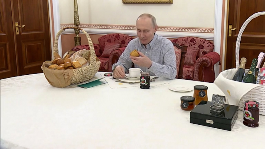 Путин попробовал присланную ему в подарок выпечку из пекарни Машенька