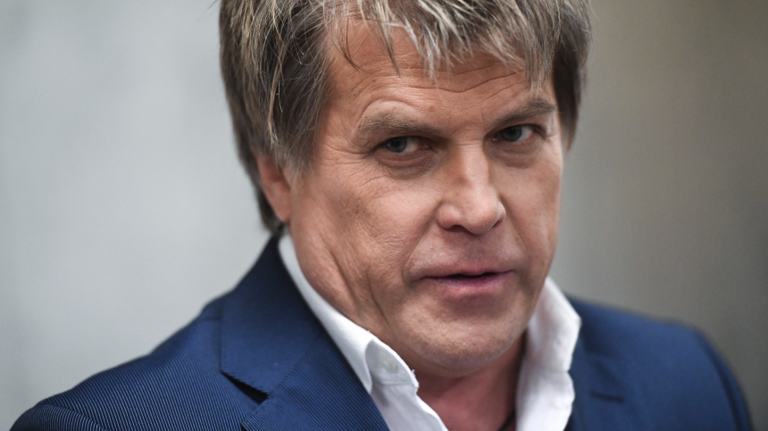 Скандал на борту: пассажирка напала на Алексея Глызина в самолете