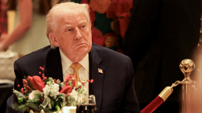 Трамп в канун Рождества выступил с синяками на обоих запястьях