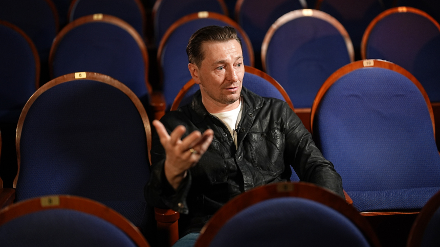 Безруков требует компенсацию за продажу масок с его лицом