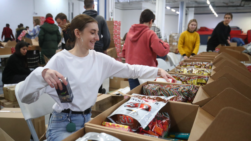 Сладости и теплые вещи: столичные НКО собирают подарки для детей и бойцов СВО
