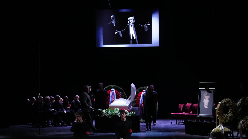 Поклонники Веры Алентовой собираются у театра Пушкина для прощания с актрисой