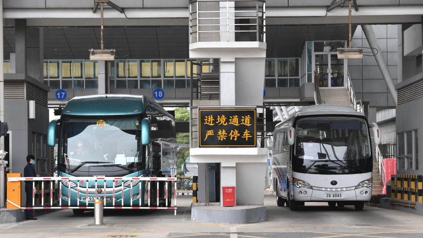 Застрявшие в очереди автобусы с российскими туристами пересекли границу КНР