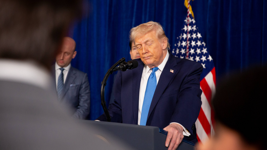 Трамп признался в постоянных обсуждениях санкционного давления на Россию