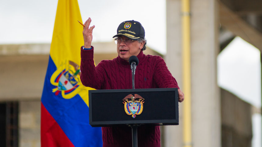 Президент Колумбии заявил о готовности защитить страну оружием