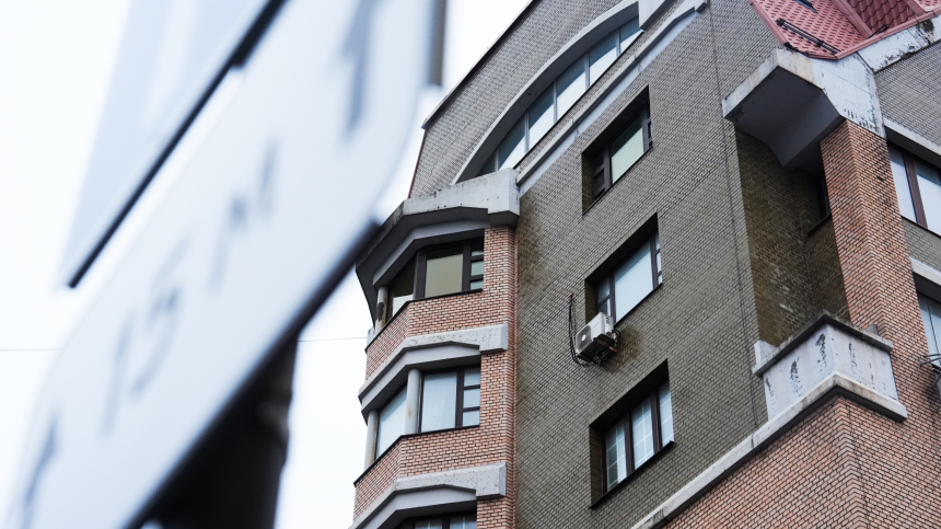 Три грузовика не помогли: Долина снова перенесла переезд из проданной Лурье квартиры