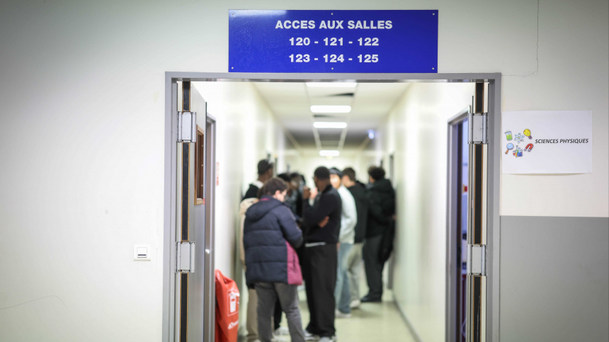 Опустилась до 6 градусов: школы Франции страдают от холода в классах