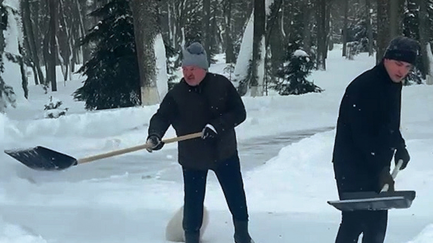 Лукашенко вместе с сыном Николаем и шпицем Умкой вышел на уборку снега