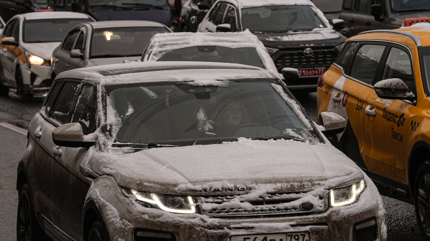 Дорога парализована: автомобили застряли на МКАД из-за сильного снегопада