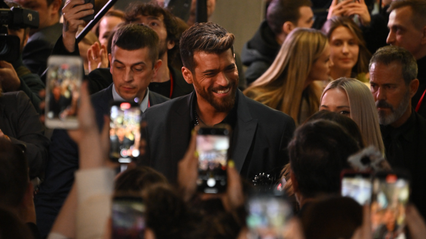 Меня бы не выпустили: турецкий актер Джан Яман опроверг задержание в клубе с наркотиками