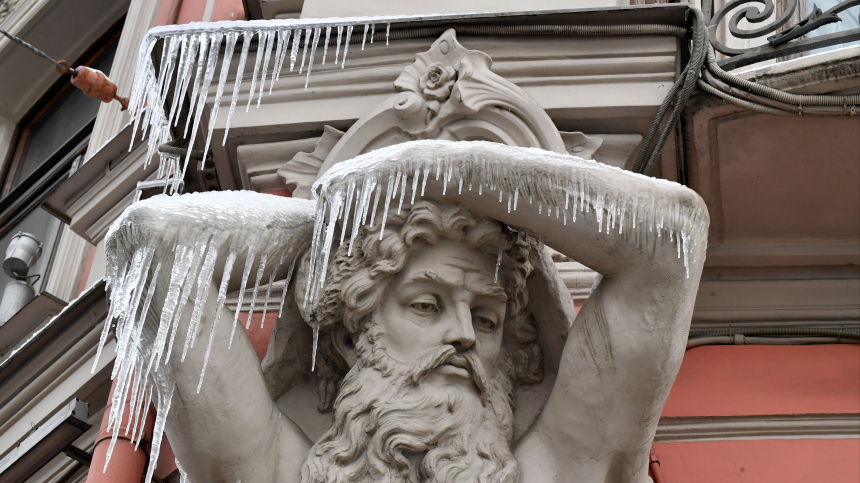 Вечная битва: в Петербурге предложили новый способ борьбы с сосульками