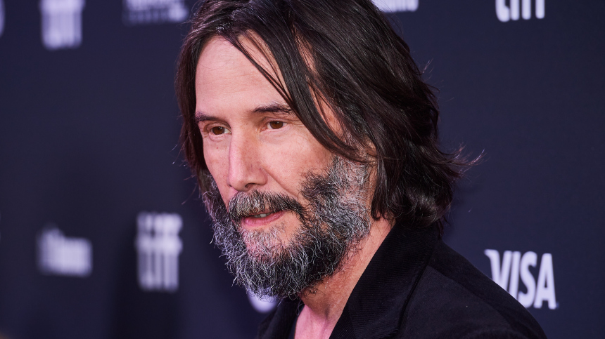 Киану Ривз вышел на лед спустя десятки лет после ухода из хоккея