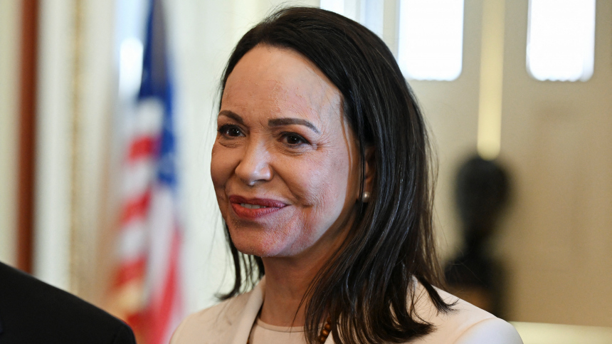 Выбил силой: лидер оппозиции Венесуэлы вручила Трампу свою Нобелевскую премию мира