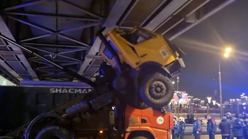 Самосвал встал на дыбы и застрял под мостом в Москве