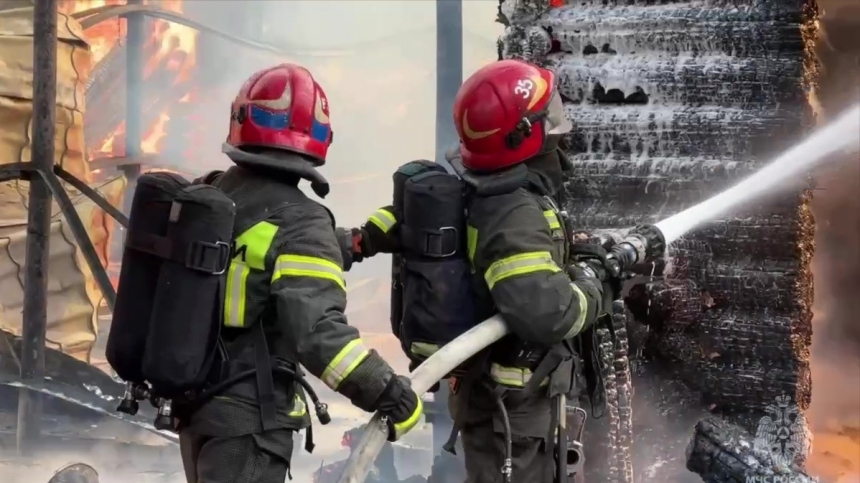 В центре Москвы ликвидируют возгорание в жилом доме