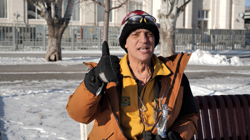 В Волгоград приехал бразильский путешественник-скейтбордист