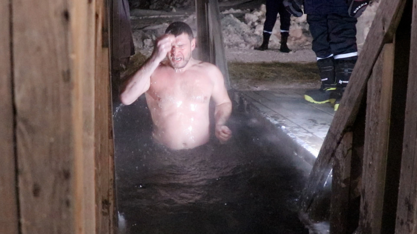 Около 600 человек приняли участие в крещенских купаниях при температуре -40 в Кемерово