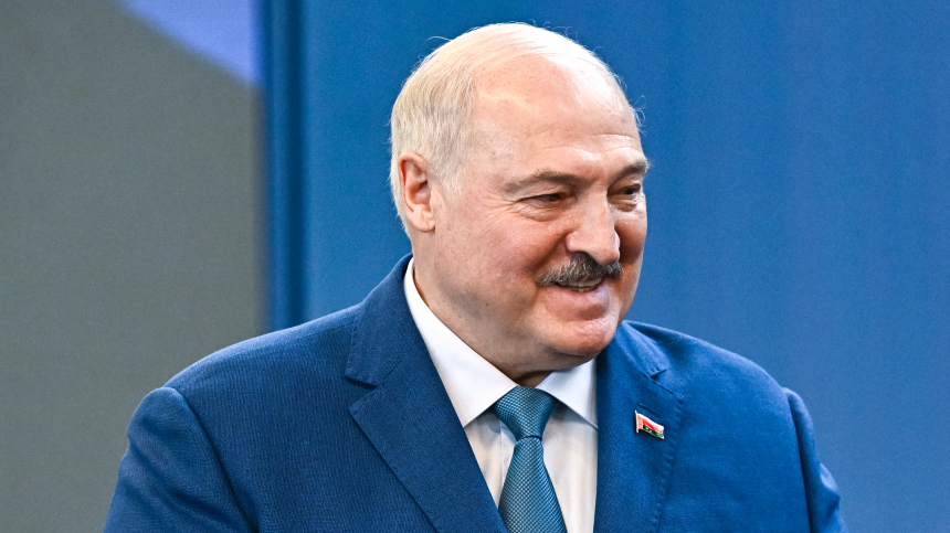 Александр Лукашенко принял участие в традиционном крещенском купании в проруби