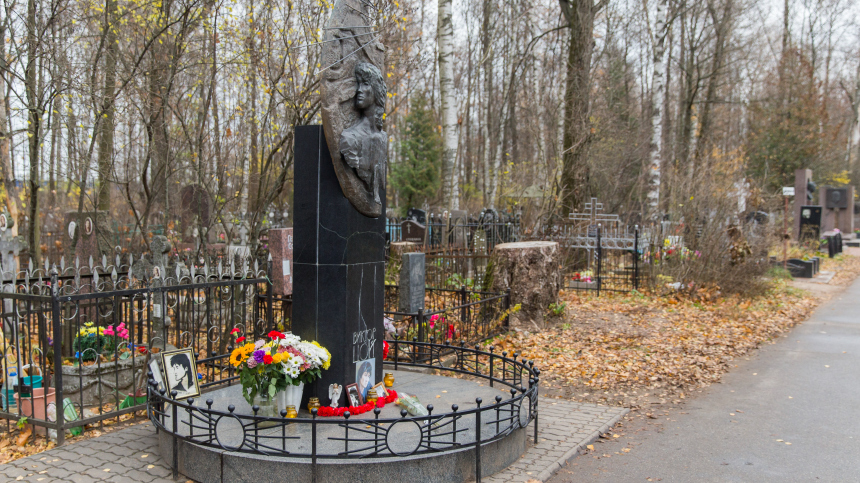 В Петербурге 47-летняя фанатка Виктора Цоя умерла на его могиле