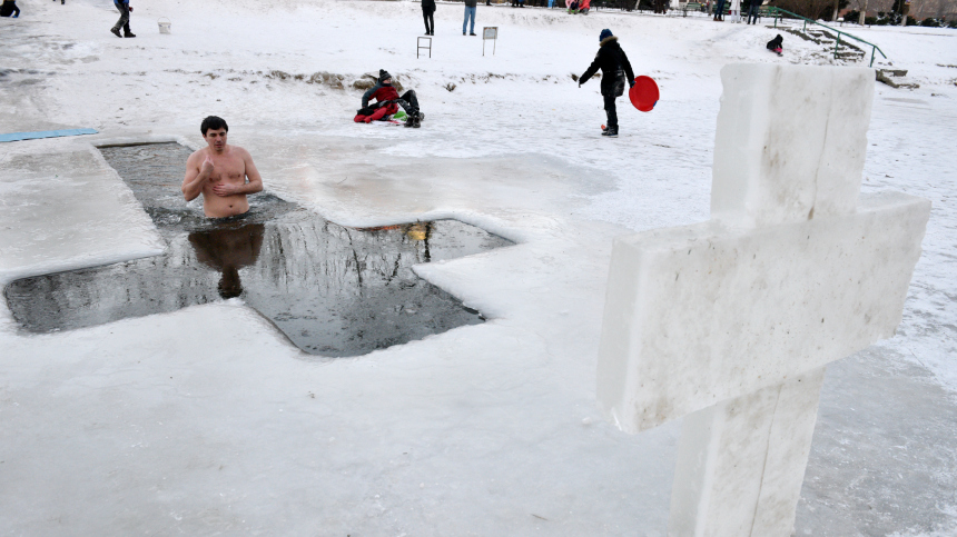Наперекор новоюлианскому календарю: на Украине массово отметили Крещение 19 января