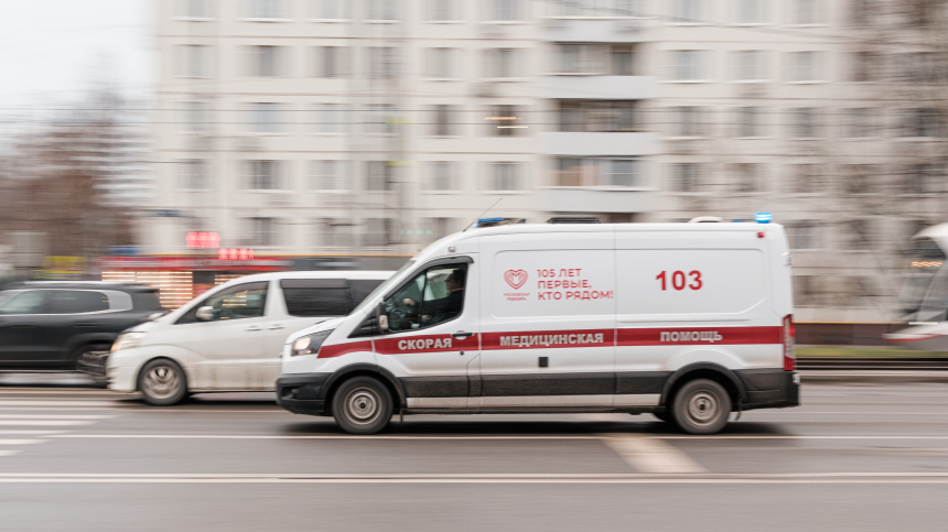 Замечтался: почему водитель во Владивостоке не пропустил скорую помощь