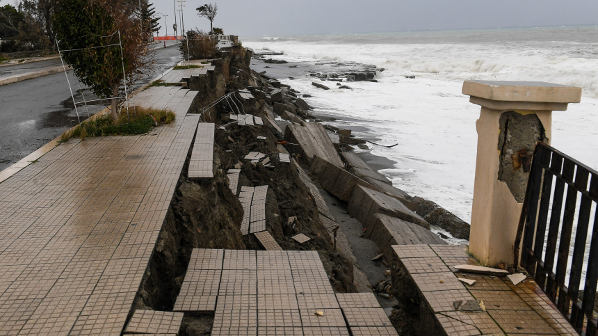Волны высотой в восемь метров: мощный шторм обрушился на Италию
