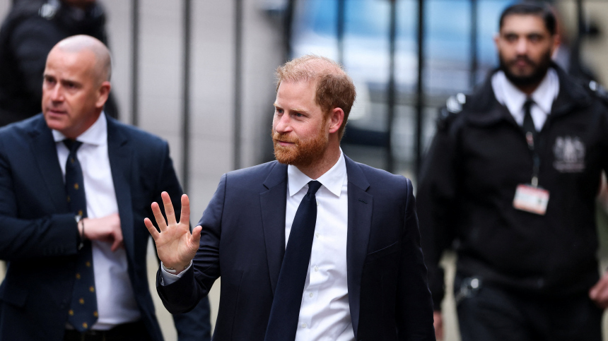 Король не нашел времени: детали визита принца Гарри в Лондон