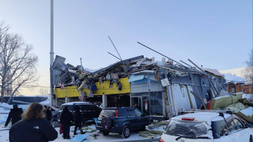 Как карточный домик: крыша торгового центра обвалилась в Новосибирске  видео