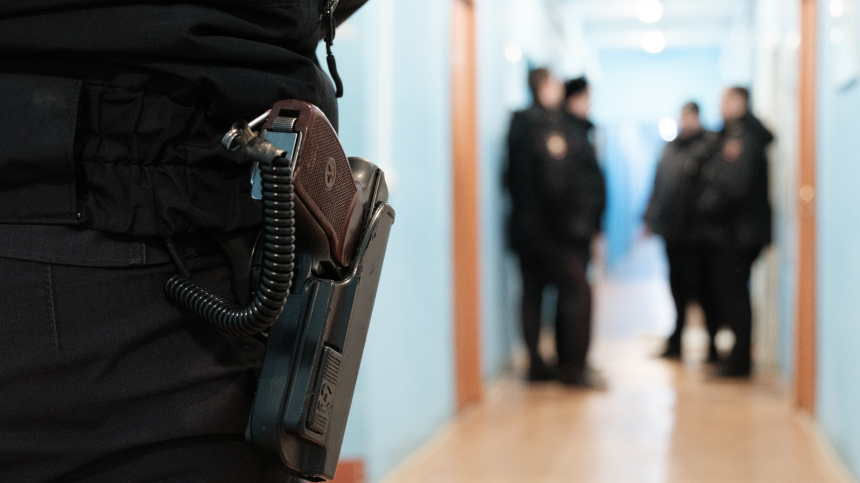 Подросток ворвался в школу с ножом в Нижнекамске и ранил охранника