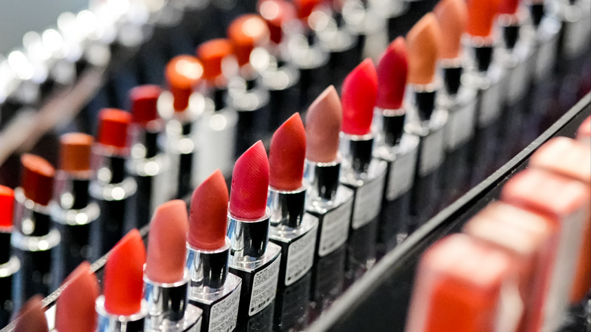Чем опасна ваша любимая помада: яд накапливается внутри организма годами