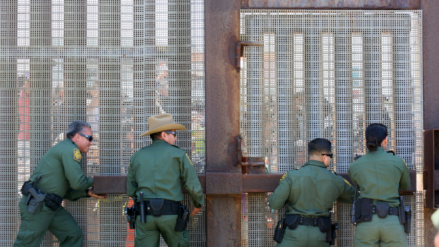 Особо опасен: в США полиция арестовала пятилетнего ребенка по дороге из школы