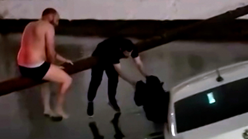 На первую полосу: история спасения из тонущей машины в Махачкале тронула британскую прессу