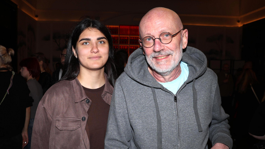 Новый член семьи: Александр Гордон и его 23-летняя супруга рассказали о пополнении