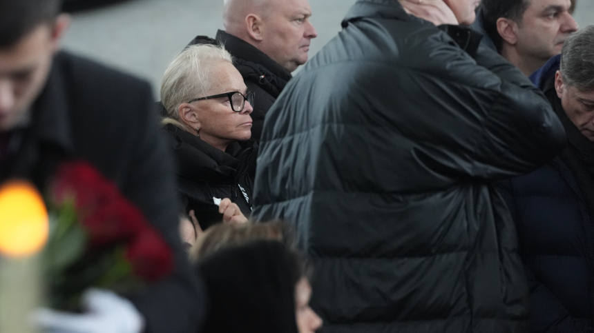 Еле сдерживала слезы: Лариса Долина пришла на прощание с Александром Олейниковым