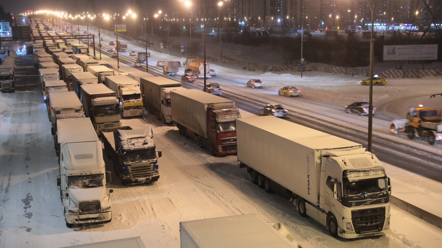 В белом плену: Москву сковали девятибалльные пробки из-за снегопада