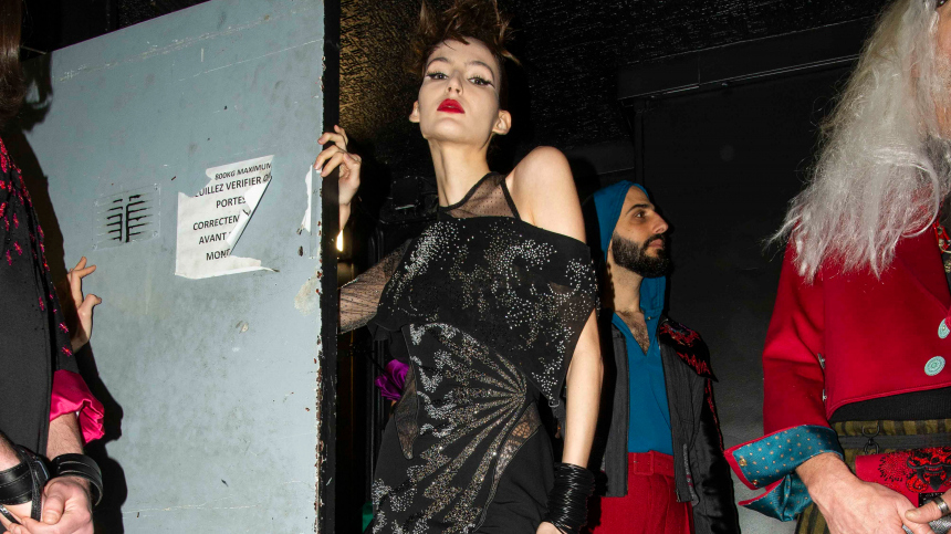 Образы гостей на Неделе моды в Париже вызвали шквал критики