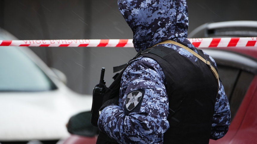 На козырьке многоквартирного дома в Тюмени нашли тело мужчины