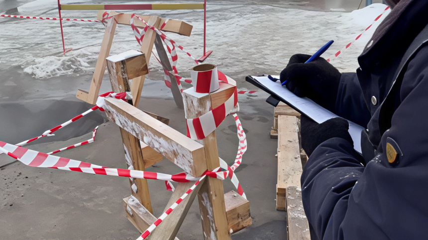 Двое пешеходов провалились в яму с кипятком на дороге в Оренбурге