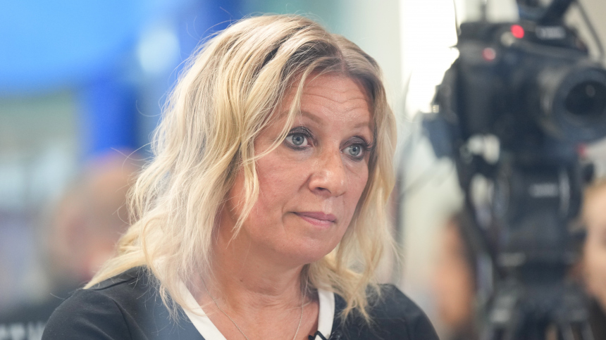 Себе не эпитафию букв не хватило: Захарова о демонтаж русской надписи с монумента в Киеве