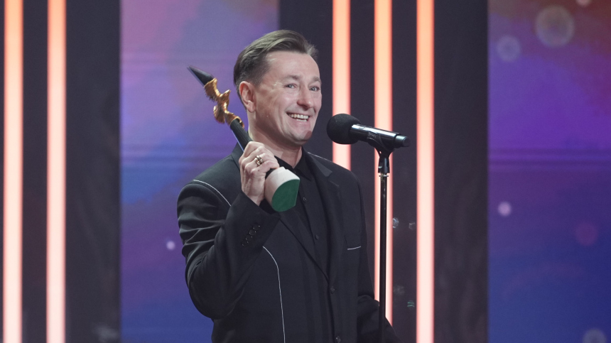 К Нике и ТЭФИ на полку летит Золотой орел: Безруков взял сразу две статуэтки