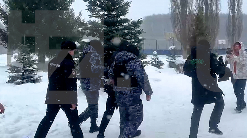 Появились кадры задержания стрелявшего в уфимской школе девятиклассника