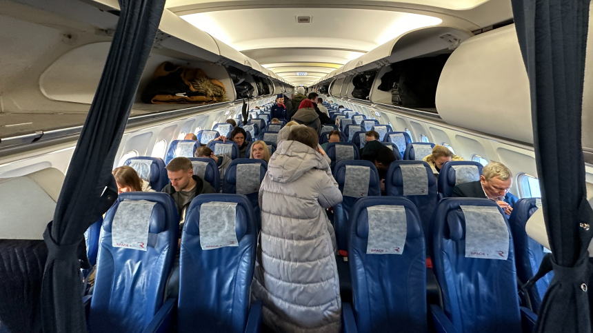 В России могут обязать авиакомпании бесплатно сажать семьи вместе в самолете