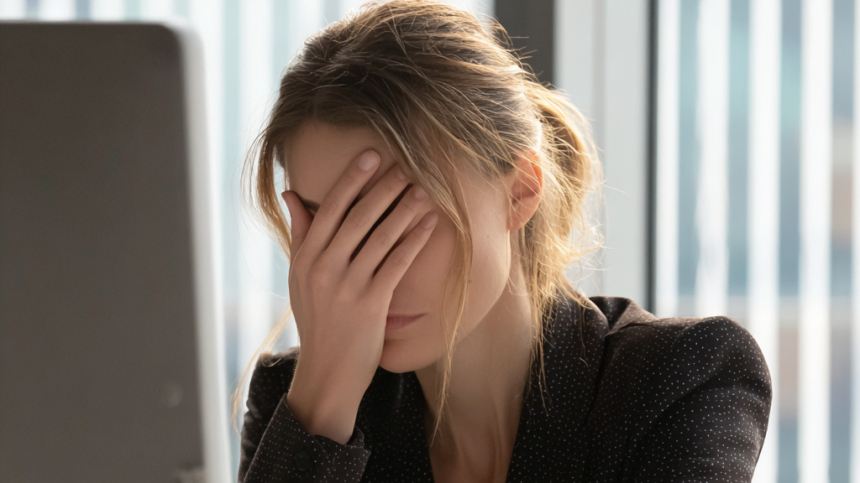 Мини-юбка против регламента: в Петербурге руководителя уволили за внешний вид