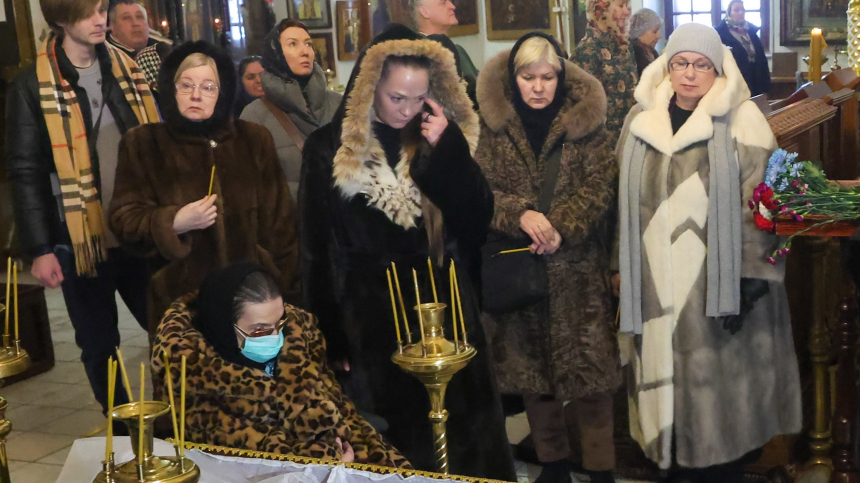 Не одна: адвокат Кириенко поддержала Марию Баталову на прощании с матерью