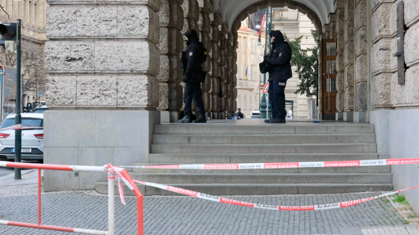 Достала из сумки: жительница Праги принесла в полицию противотанковую ракету