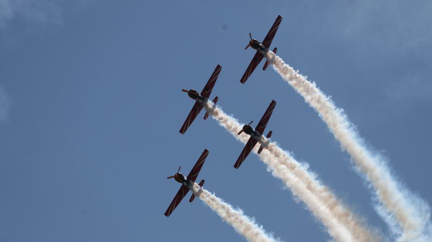 Безопасность и доступность: Путин поздравил работников гражданской авиации